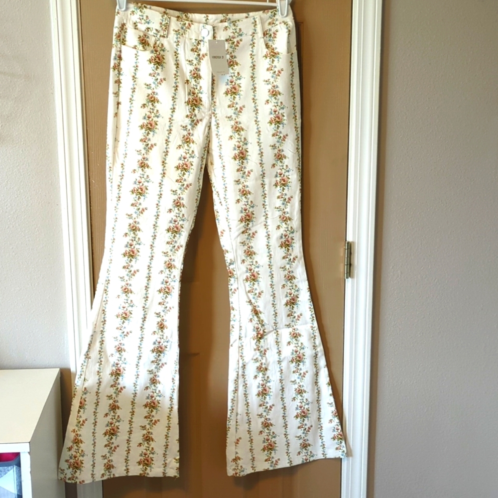 Forever 21 Boho flare pants, jeans, flowers, cream size Large,8/10 NEW